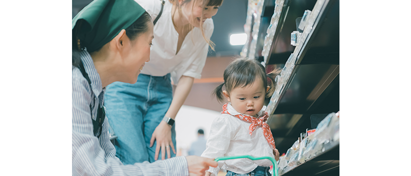 お店で小さな女の子と話す店員の写真