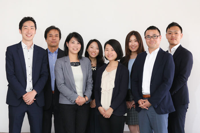 総務部人事グループ マネージャー 杉本光正氏（前列右）、係長 落合鮎水氏（前列左から2人目）、主任 吉田剛史氏（前列左）、秋山沙也香氏（前列右から2人目）