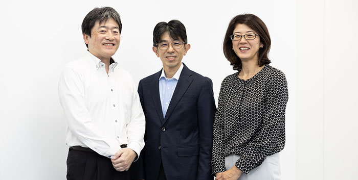 左から、教育研修課 篠田尚徳氏／ジャパンソリューションユニバーシティ 校長 柚村 隆氏／教育研修課 課長 渡辺久美子氏