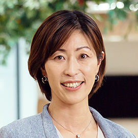 中根 弓佳 氏