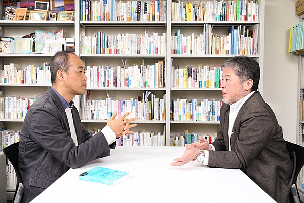 櫻井と石山の対談の様子