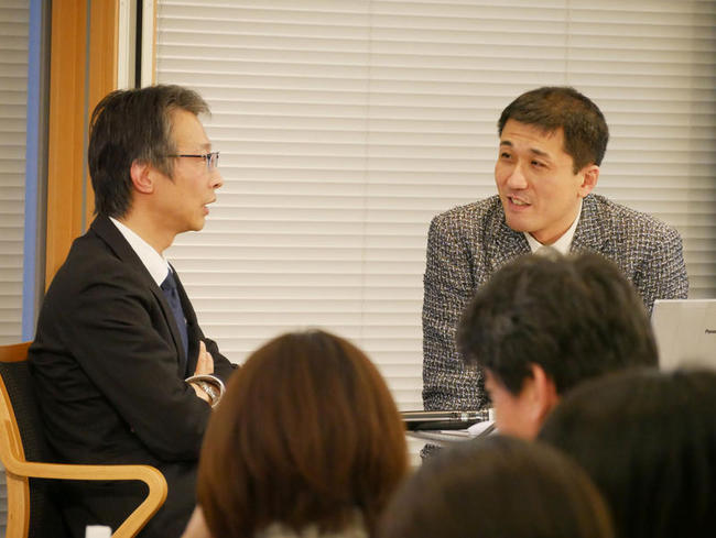パーソル総合研究所フェローの岩崎真也と中原教授との対談の様子