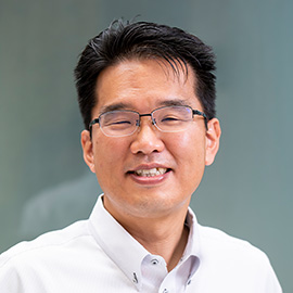 岩崎 泰久 氏